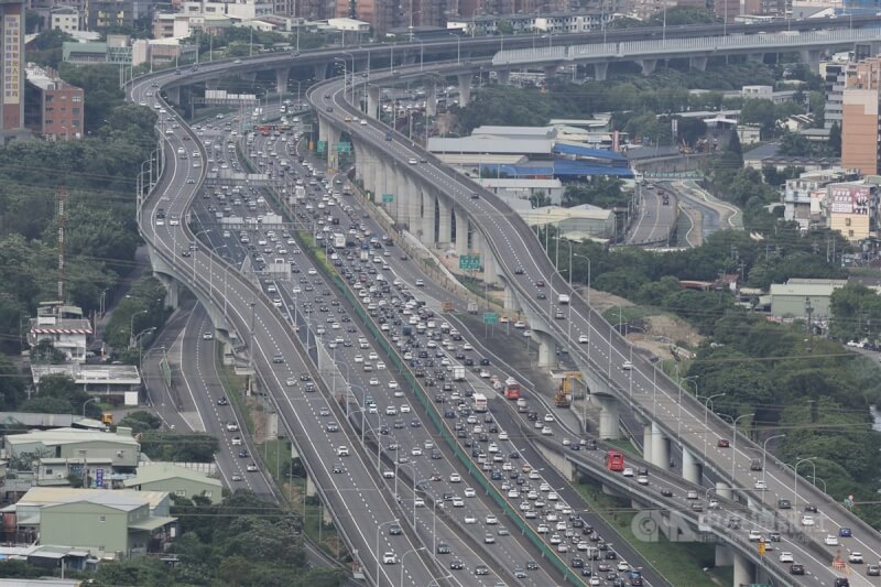 圖為國1北上林口泰山段，下午車流量變大。中央社記者吳家昇攝 113年6月10日