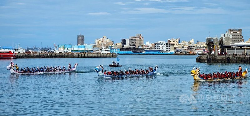 澎湖端午節龍舟競賽10日在馬公第三漁港舉行，分別以公開組、男女混合組、長青組與聯誼組進行，競爭激烈。中央社  113年6月10日