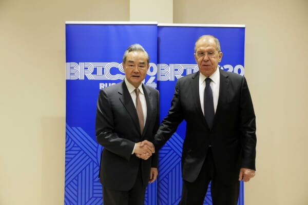 中國外長王毅（左）10日與俄羅斯外長拉夫羅夫（右）舉行會談。（圖取自中國外交部網頁fmprc.gov.cn）