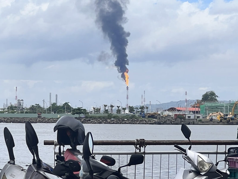 高雄中油林園廠11日上午被民眾發現燃燒塔竄出濃濃火煙，連東港碼頭都能看到。（民眾提供）中央社記者洪學廣傳真  113年6月11日