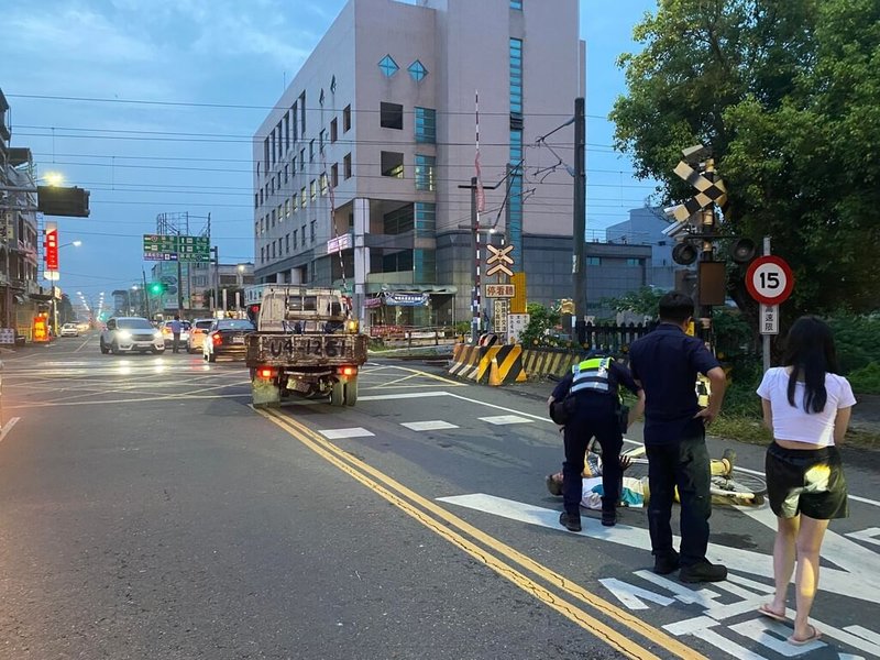 嘉義縣警察局水上分局表示，60年次張姓男子日前酒後牽著腳踏車回家，途中不勝酒力，躺在水上鄉中興路平交道前馬路中間睡覺，員警獲報到場，護送他返家。（警方提供）中央社記者蔡智明傳真  113年6月11日