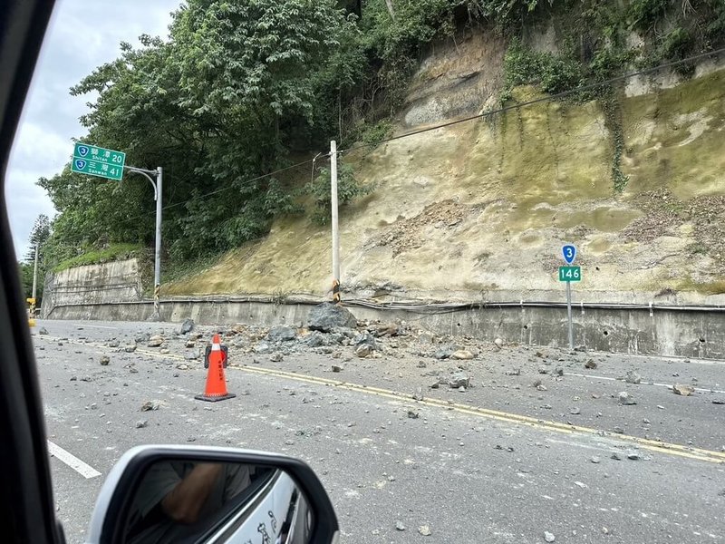 苗栗縣台3線146公里卓蘭路段11日發生落石坍方，石塊散落車道，所幸未殃及人車，警方獲報緊急到場實施管制，暫採單線雙向通行並通報相關單位到場清理。（警方提供）中央社記者管瑞平傳真  113年6月11日