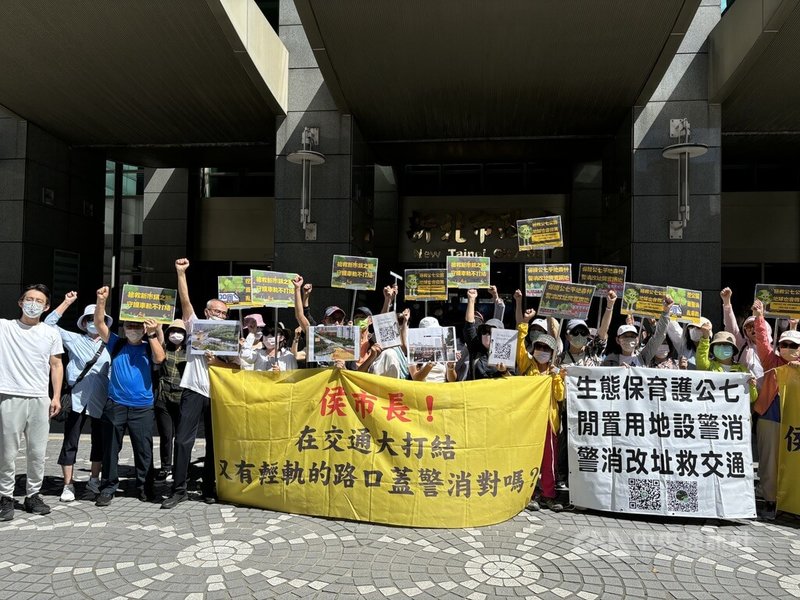 新北淡海新市鎮公七公園自救會11日上午到新北市政府前抗議，反對在公七公園內興建警消共構大樓，居民喊出「濱海沙崙路口 不宜蓋警消」、「侯市長請停手」等口號表達訴求。中央社記者高華謙攝  113年6月11日