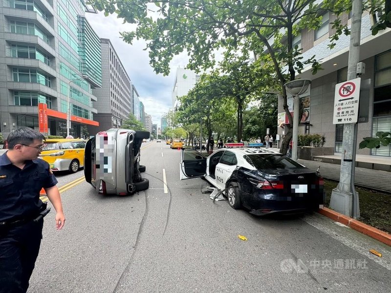 台北市警察局內湖分局一輛警車11日遭33歲吳姓男子駕車自後方衝撞，肇事休旅車隨即側翻路中，吳男隨後脫困，意識清醒、身上有擦挫傷，由警消協助送醫治療。（翻攝照片）中央社記者黃麗芸傳真  113年6月11日