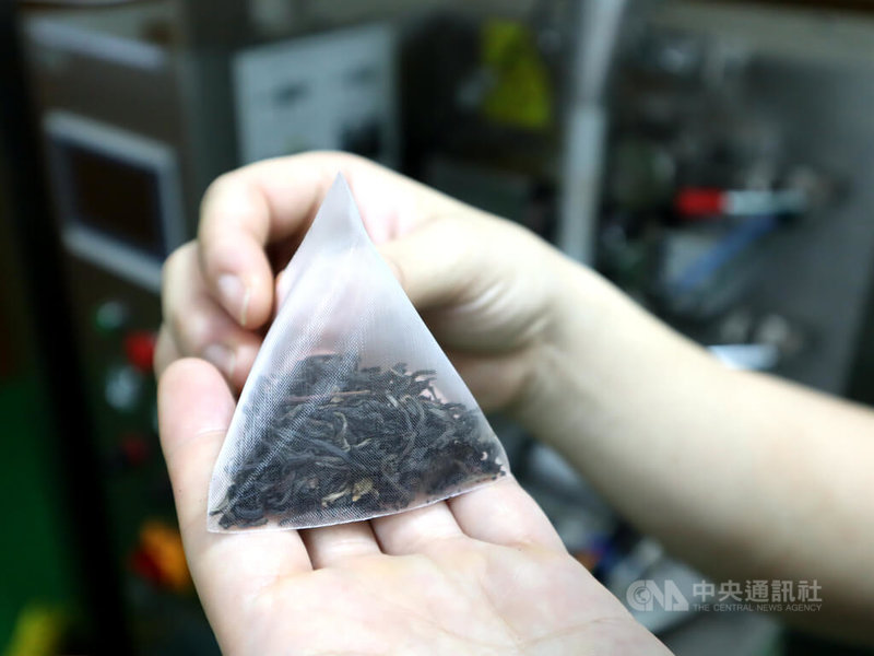 越南市面上看到的多是裝碎葉的平面茶包,許龍寶用玉米纖維製成的三角立體茶包裝著古樹茶原葉,消費者更能品嘗茶風味,兼顧環保與質感。中央社記者陳家倫河內攝 113年6月11日