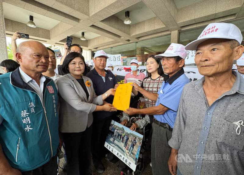  能源公司擬在雲林縣元長鄉瓦磘村設置太陽能光電案場，由於距離住家僅2公尺，且位於村莊中央，瓦磘反光電自救會11日到縣議會陳情，要求光電業者撤出村莊，並遞交陳情書給縣長張麗善（前左2）。中央社記者姜宜菁攝  113年6月11日