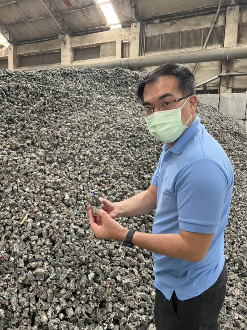 環境部長彭啓明11日在臉書分享參訪SRF製造廠及使用場的照片。（圖取自facebook.com/weatherrisk）