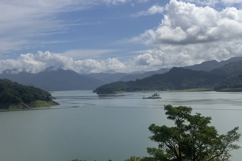 南部山區自5月底至今幾波降雨，曾文水庫蓄水量獲不少挹注，嘉南灌區113年第2期作供灌將自17日展開。圖為曾文水庫。（南區水資源分署提供）中央社記者楊思瑞台南傳真 113年6月11日