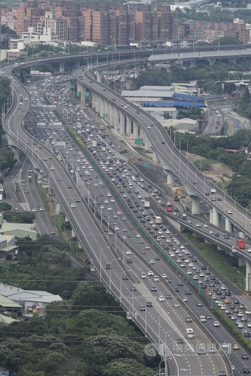 圖為10日國1北上林口泰山段，午後湧現車潮。中央社記者吳家昇攝 113年6月10日