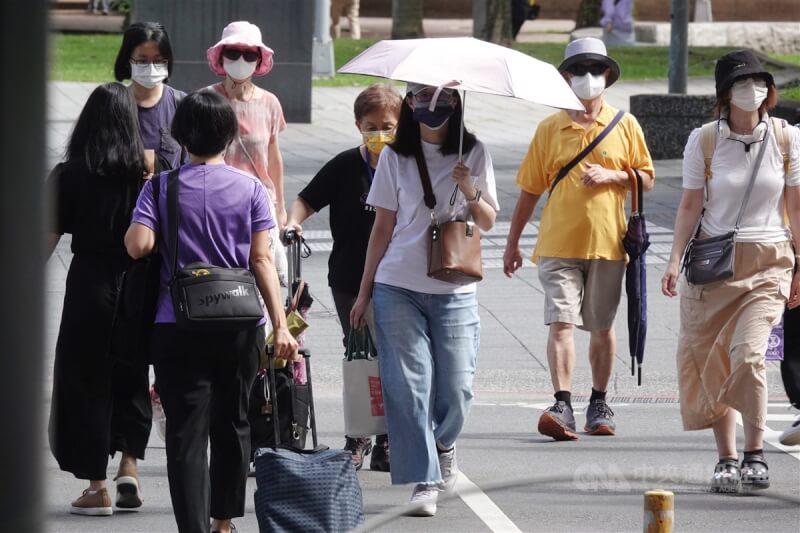 中央氣象署11日發布高溫資訊，台北市、台東縣地區為黃色燈號，截至下午2時許，氣溫以台北市士林區社子達攝氏36度最高。圖為台北市南港區民眾撐傘、戴帽防曬。中央社記者鄭傑文攝　113年6月11日