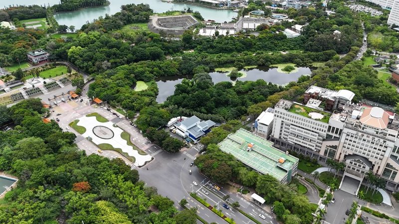 為優化澄清湖景區品質，高雄市觀光局爭取中央補助，陸續整建園區步道、大門入口廣場等設施近期完工。（高雄市觀光局提供）中央社記者蔡孟妤傳真  113年6月11日