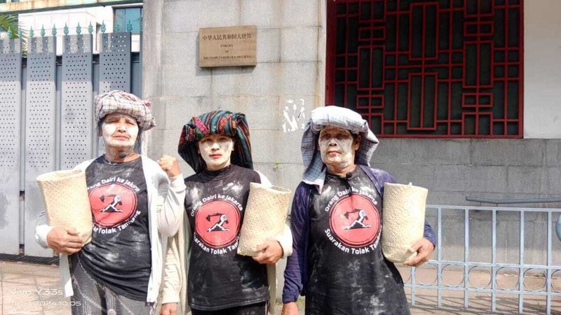 來自北蘇門答臘省代里縣的居民穿著傳統服飾在中國駐印尼大使館前抗議,反對中資公司在當地的採礦計畫。(YDPK提供)中央社記者李宗憲雅加達傳真 113年6月11日