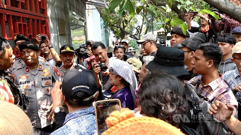 印尼抗議民眾在演出行動劇後,試圖要將相關訴求文件交給中國駐印尼大使館的人員未果,而數度與警衛爆發口角。中央社記者李宗憲雅加達攝 113年6月11日
