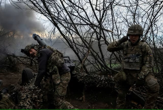 乌克兰第12特种部队亚速营4月5日在顿内茨克地区向俄罗斯军队发射榴弹砲。（路透社）