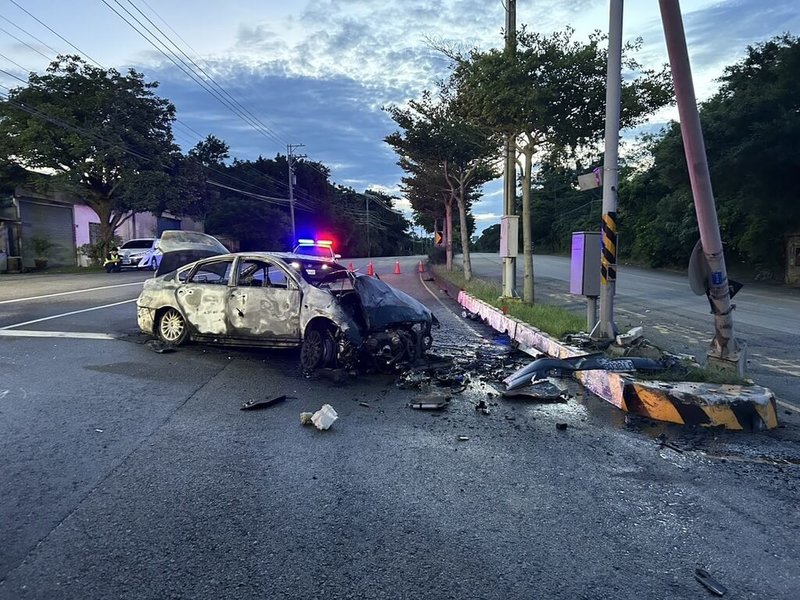 苗栗台1線後龍路段12日凌晨發生事故，1輛汽車疑自撞中央護欄起火，員警到場時，會同消防人員檢視，車輛已付之一炬，駕駛也早已失去蹤影。（民眾提供）中央社記者管瑞平攝  113年6月12日