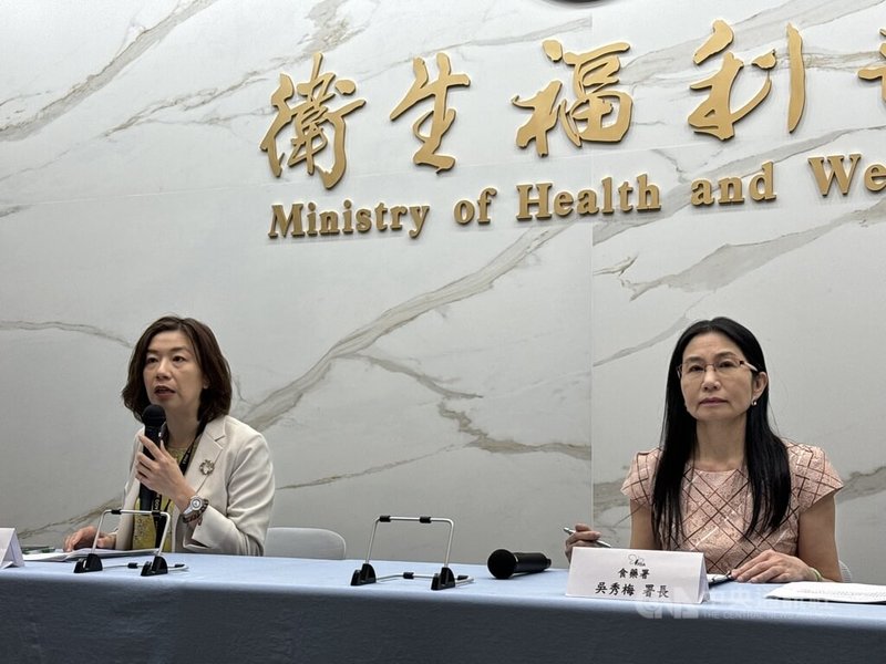 因應永豐化學暫停生產導致大量輸液缺口,衛福部除協調國內其他廠商專案製造增加產能,並啟動專案進口,衛福部政務次長林靜儀(左)、食藥署長吳秀梅(右)12日出席記者會表示,首批10萬袋輸液預計晚間到港,將持續逐批到貨。中央社記者沈佩瑤攝 113年6月12日