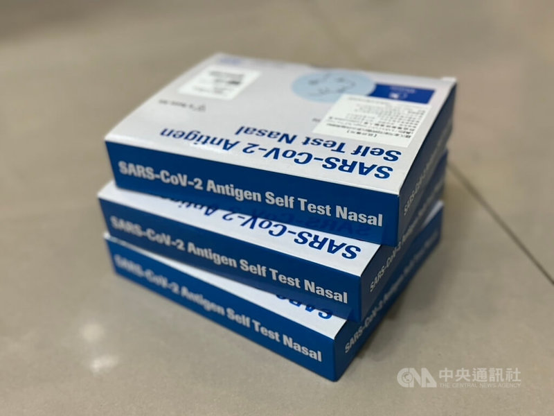 國內COVID-19疫情再進入流行期，預估8、9月後才有下降趨勢，疾管署將攜手醫師公會全聯會，預計7月起在全台約2000家診所免費發放300萬劑家用快篩試劑。圖為COVID-19家用快篩試劑示意圖。中央社記者曾以寧攝 113年6月12日