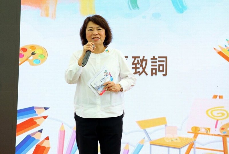嘉義市長黃敏惠12日出席志航國小畢業典禮,分享自己幼時曾罹患小兒麻痺後來康復的經歷,鼓勵學童樂觀面對生命挑戰。中央社記者黃國芳攝 113年6月12日