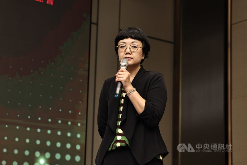 文化內容策進院12日在台北舉行「台灣閃耀坎城」得獎暨入圍作品團隊媒體見面會,獲得最佳沉浸式作品的「黑」團隊出席,行政統籌陳嘉妤表示,「黑」是法國編劇發想的美國故事,並在台灣拍攝完成,而團隊也認為此次國際合作證明台灣軟實力開拓成績。中央社記者翁睿坤攝 113年6月12日