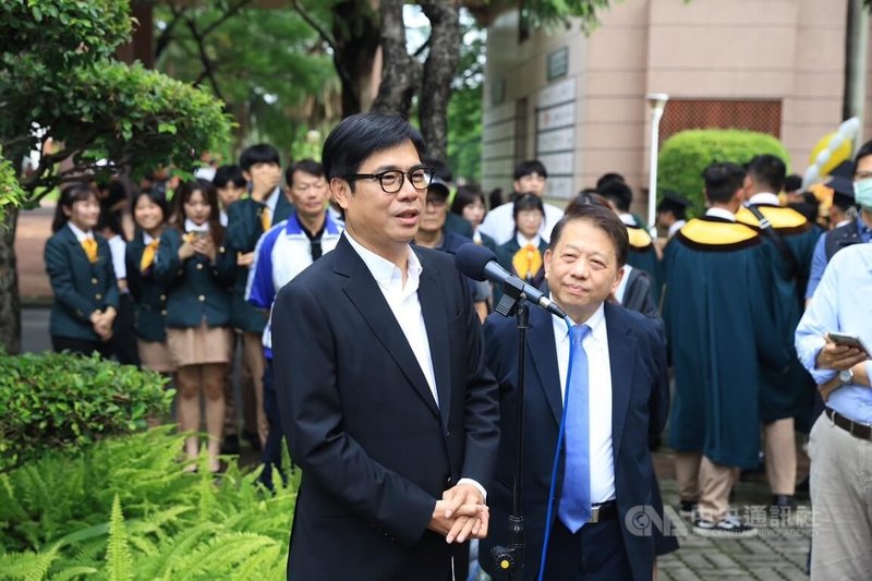 高雄市長陳其邁（前左）12日出席高雄餐旅大學畢業典禮，聯訪時談及財劃法修法，他認為，國民黨版本財劃法對中南部非常不公平。中央社記者林巧璉攝  113年6月12日