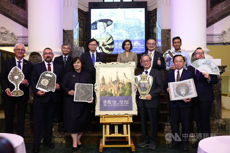 台灣博物館13日將正式推出特展「捷克城堡與堡邸」,12日舉辦開幕記者會,文化部長李遠(前右3)、台博館長洪世佑(前右2)、捷克經濟文化辦事處代表史坦格(David Steinke)(前右)以及捷克參議院首席副議長德拉霍斯(Jiří Drahoš)(前左起)、捷克國家博物館總館長盧卡其(Michal Lukeš)等人出席。中央社記者王騰毅攝 113年6月12日