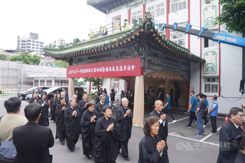 台北市立第一殯儀館即將走入歷史，12日上午在景行廳舉行拆除工程祈福暨圓滿感恩灑淨法會。中央社記者徐肇昌攝 113年6月12日