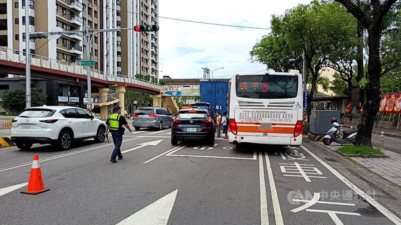 1名老翁12日上午騎機車載孫女上學，行經台中市潭子區時，在1輛公車旁倒地後，遭後方聯結車輾過當場死亡，女童送醫無大礙，警方獲報到場處理。（翻攝照片）中央社記者蘇木春傳真  113年6月12日