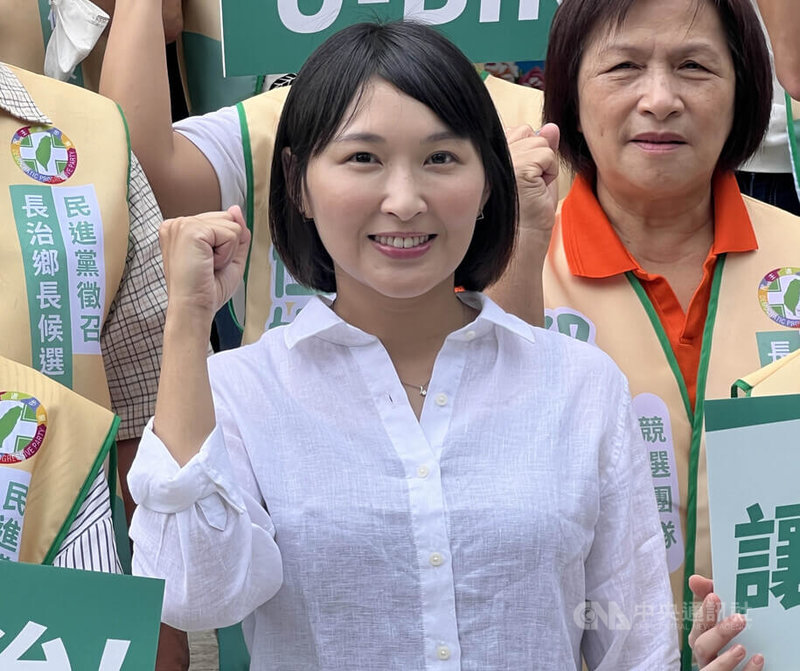 民進黨屏東縣黨部徵召長治鄉民代表邱佳娟（前）參選長治鄉長補選，12日邱佳娟在爸爸媽媽及青年軍等人陪同下前往登記，同時公布「移居長治、長治宜居」的10大政見願景。中央社記者李卉婷攝  113年6月12日