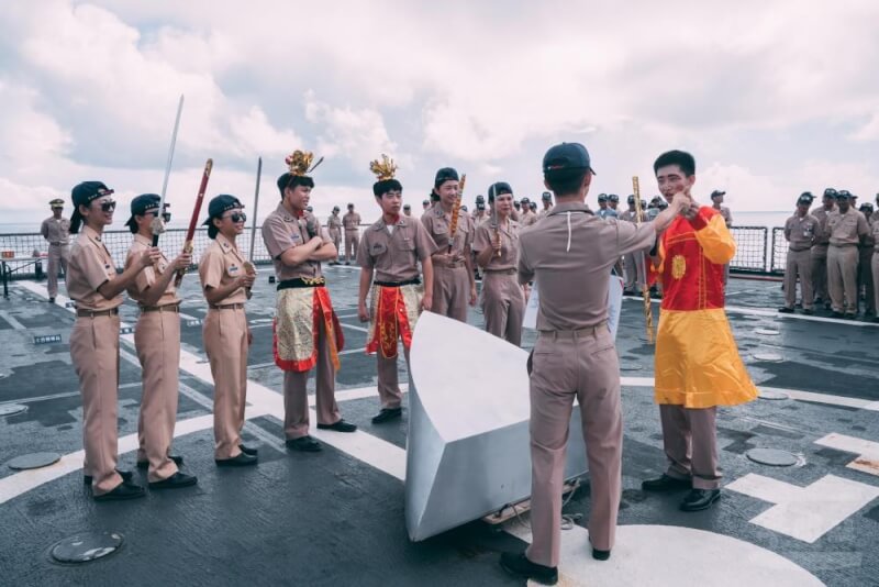 海軍113年敦睦遠航訓練支隊國外航訓,航程中行經赤道,在完成祭祀儀式後,學生展現創意,裝扮成孫悟空、海龍王及蝦兵蟹將,演出行動話劇,祈求平安。(軍聞社提供)中央社記者謝佳珍傳真 113年6月13日