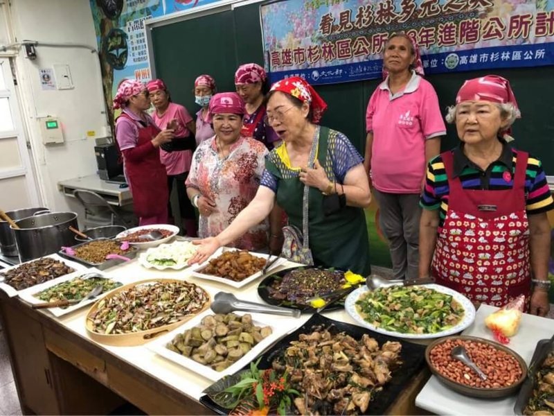 高雄市杉林區集來國小因學生流失，8月即將廢校，校園周邊社區發展協會與幾名退休教師12日準備10幾道當地風味餐宴請師生，一同為成立逾70年老校送別。（集來國小提供）中央社記者張已亷傳真 113年6月13日