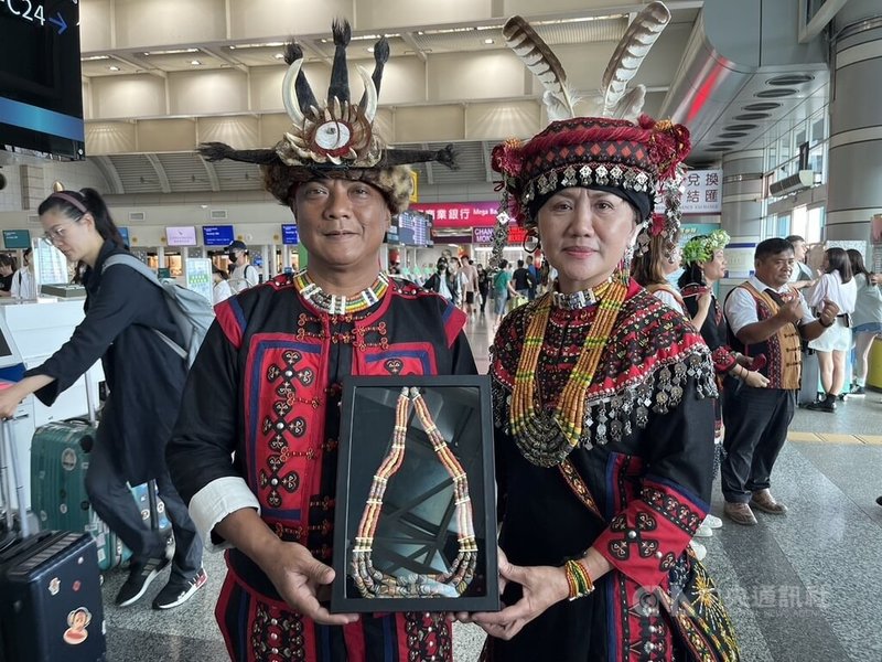 屏東縣獅子鄉鄉長朱宏恩(前左)13日率團飛往瑞典展開10天文化研究與交流,他說,這次最重要任務是到瑞典國家世界文化博物館調查研究南排灣古文物,與館方討論藏品物況以及修復、來台展示方式等。圖為朱宏恩與妻子萩谷.臼崚(前右)在機場合影。中央社記者林巧璉攝 113年6月13日