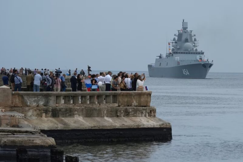 古巴民眾12日聚集在港口觀看俄羅斯海軍艦艇駛入。（路透社）