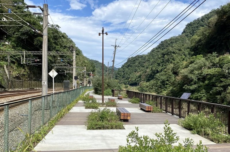 新北市觀旅局指出,民眾若造訪有百年歷史的三貂嶺車站,歡迎在「站前走讀廊道」景觀休憩平台欣賞基隆河壺穴、台鐵宜蘭線舊鐵道橋遺構,以及遙望對岸三爪子隧道口與懸掛在山壁上的棧橋全景等。(新北市觀旅局提供)中央社記者黃旭昇新北市傳真 113年6月13日