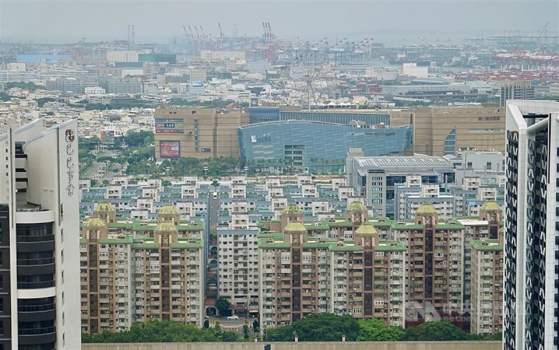 圖為從高處遠眺高雄市統一夢時代購物中心。（中央社檔案照片）