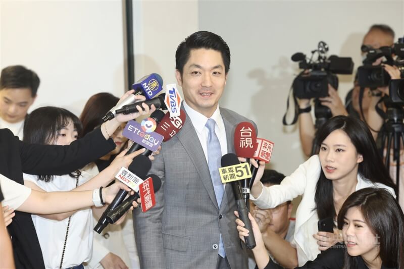 台北市長蔣萬安(中)13日在台北市政府接見上海市台辦主任鍾曉敏訪團,溝通雙城論壇事宜。中央社記者張皓安攝 113年6月13日
