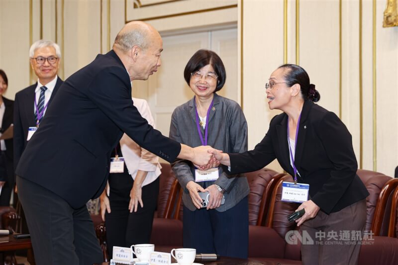 總統府秘書長潘孟安13日率考試院長、副院長及考試委員被提名人拜會立法院長韓國瑜（前左），盼立法院給予支持和同意。韓國瑜也親自接待，向考試委員被提名人伊萬．納威Iwan Nawi（右）等人逐一握手致意。中央社記者鄭清元攝　113年6月13日