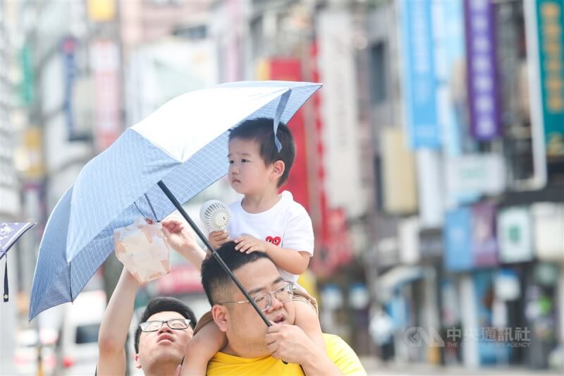 圖為台北西門町民眾撐傘遮陽。中央社記者吳家昇攝 113年6月13日