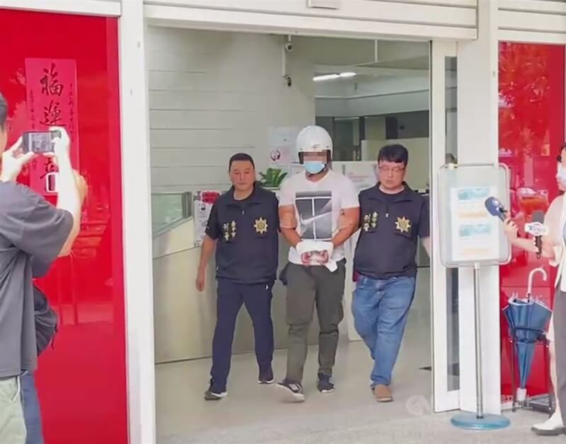 網紅「館長」陳之漢在台中經營的成吉思汗健身俱樂部,12日晚間遭林姓男子(中)駕駛小貨車衝撞。(翻攝照片)中央社記者蘇木春傳真 113年6月13日