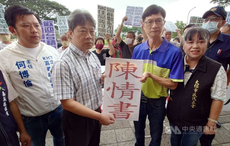 嘉義縣太保市港尾里民13日到縣府抗議距離住宅區僅百公尺、停業多年的養雞場重建使用，自救會長黃周林（右2）遞交陳情書給縣府農業處長許彰敏（左2）。中央社記者蔡智明攝  113年6月13日