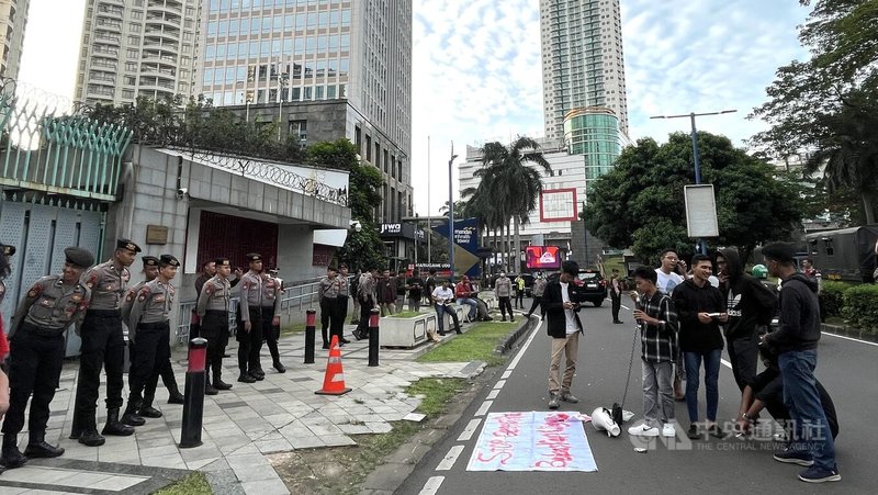 印尼穆斯林學生團體13日赴中國大使館抗議中國迫害新疆穆斯林,印尼警方出動大批警力在中國使館的大門前戒備。中央社記者李宗憲雅加達攝 113年6月13日