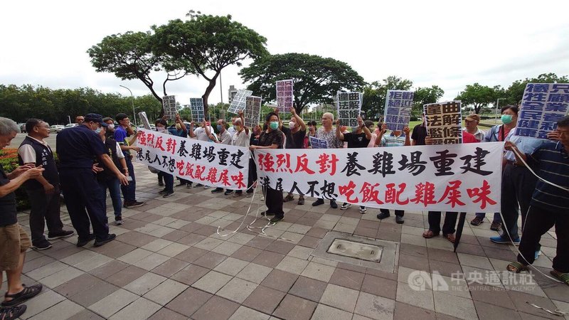 嘉義縣太保市港尾里民13日到縣府抗議距離住宅區僅百公尺、停業多年的養雞場重建使用,拉布條並喊出「歡迎台積電、拒絕養雞店」等口號。中央社記者蔡智明攝 113年6月13日