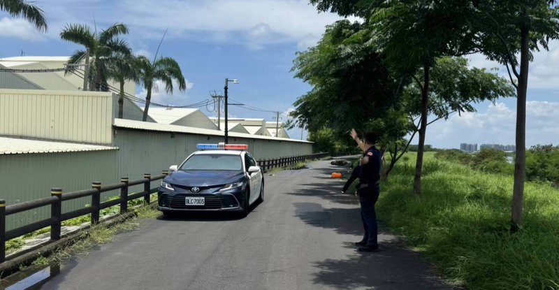 李姓男子13日騎機車行經高雄市湖內區二仁溪河堤道路時，因不明原因發生事故，安全帽疑未扣緊造成腦部重創，送醫不治，警方將調閱監視器畫面，釐清意外發生原因。（高雄市警察局湖內分局提供）中央社記者張已亷傳真  113年6月13日