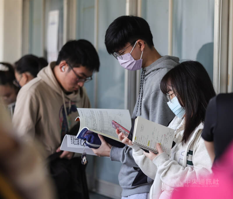 圖為1月學測考生在試場外做最後複習。（中央社檔案照片）