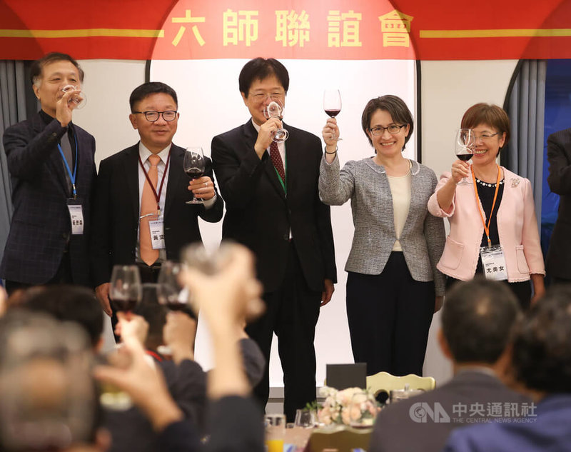 副總統蕭美琴(後右2)13日晚間在台北出席113年第3次六師聯誼會,與全國律師聯合會理事長尤美女(後右)等人共同舉杯向與會者致意。中央社記者謝佳璋攝 113年6月13日