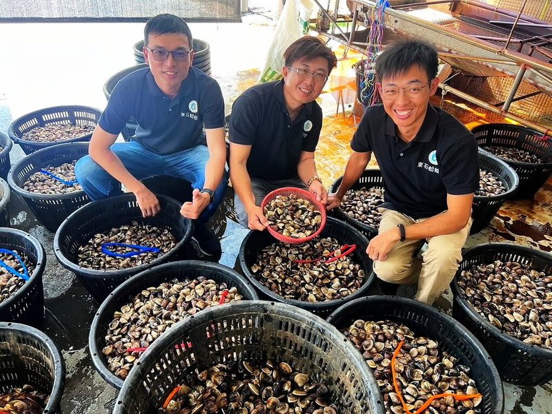 嘉義縣漁民張育彰（中）組成的文蛤養殖團隊，戮力建立標準生產歷程與分級標準制度，獲選農業部第7屆百大青農。（張育彰提供）中央社記者蔡智明傳真 113年6月14日