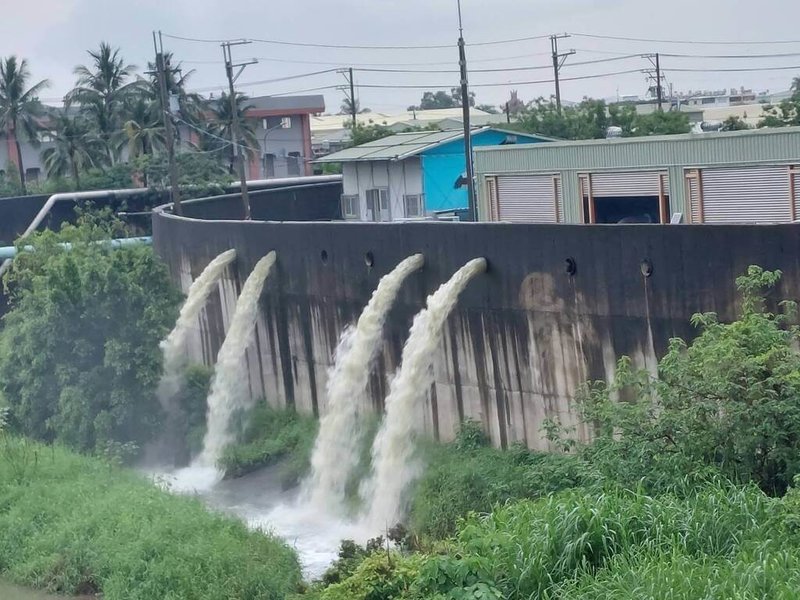 西南風對流旺盛影響，台南市14日凌晨起持續降雨，中央氣象署也對台南市發布大雨特報，直到上午10時，市區偶有陣雨；截至上午8時，以南區累積雨量111.5毫米居冠，全市26個抽水站啟動抽水共約95萬公噸。（台南市政府提供）中央社記者張榮祥台南傳真  113年6月14日