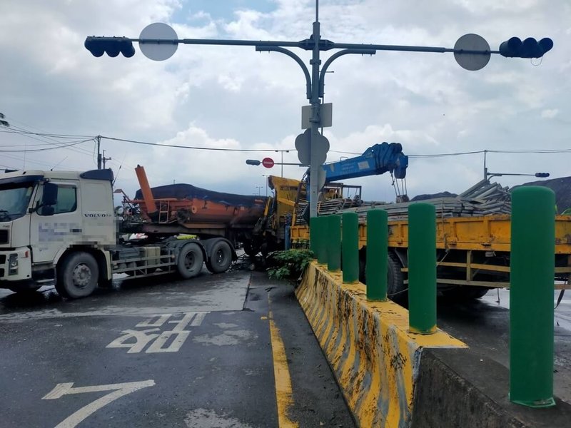 屏東縣消防局指出，14日上午接獲里港鄉國道10號里港交流道平面道路發生車禍，1輛砂石車過彎時，遭疑似闖紅燈大貨車攔腰撞上，警消到場救出3名受困民眾，2人分別手部及腿部骨折，1人死亡。（屏東消防局提供）中央社記者李卉婷傳真  113年6月14日