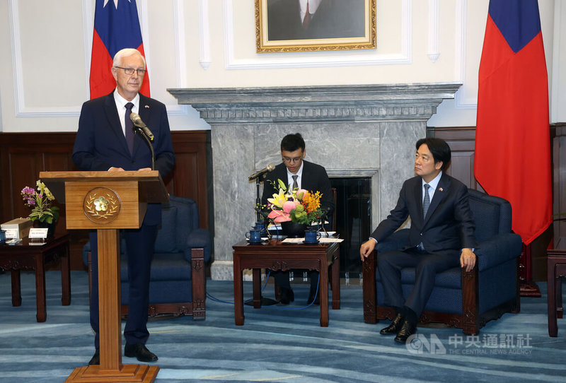 總統賴清德(右)14日上午在總統府接見捷克參議院首席副議長德拉霍斯(Jiří Drahoš)(左)訪團,德拉霍斯說,樂見台捷關係在多個領域蓬勃發展,也感謝賴總統與台灣人的熱情款待,讓他感受到是在正確的時間跟正確的人相處;最後,德拉霍斯更以中文說出「謝謝台灣」。中央社記者郭日曉攝 113年6月14日
