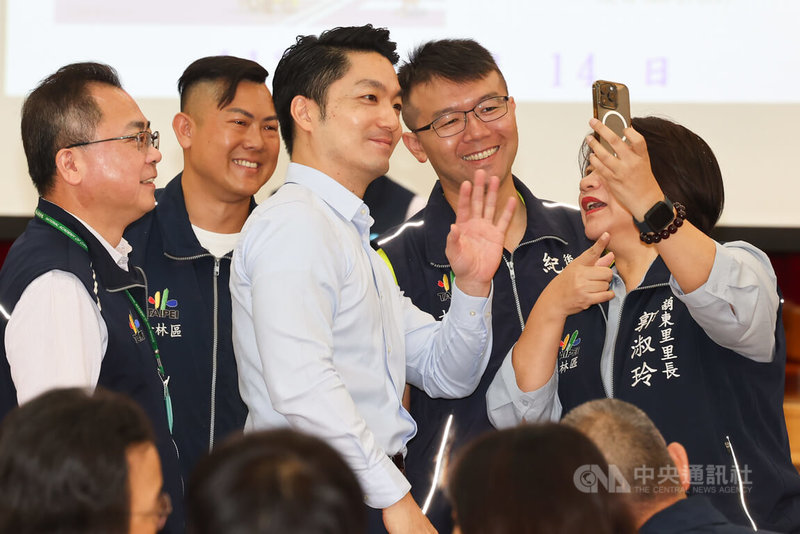 台北市長蔣萬安(中)14日到台北市士林區行政中心,出席士林區113年度市長與里長座談活動,入場時與里長們互動熱絡。中央社記者王騰毅攝 113年6月14日