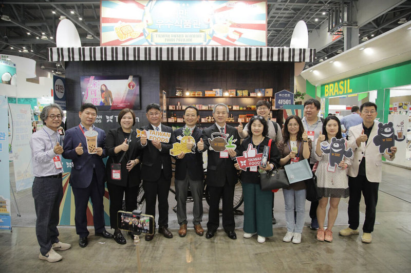 駐韓國經濟組組長黃中兆(左4起)、外貿協會首爾台灣貿易中心主任賴登科及台南市農業局局長李建裕11日出席台灣好食品主題專館開幕儀式。(首爾台灣貿易中心提供)中央社記者廖禹揚首爾傳真 113年6月14日